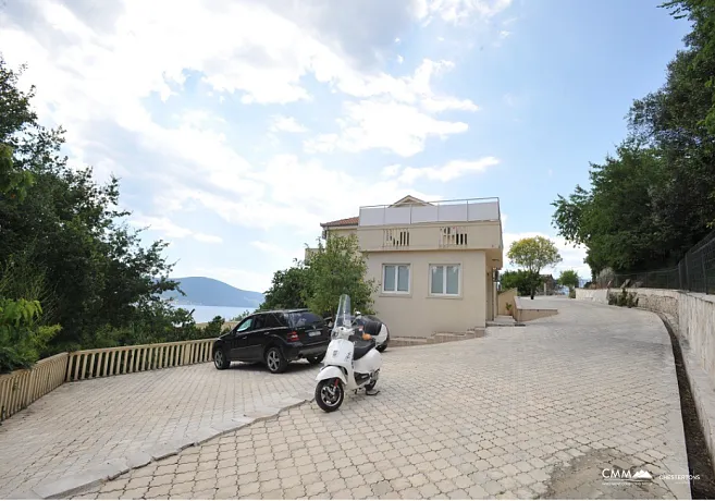 Tivat'ta büyük havuz ve bahçeli nefes kesici villa satılık